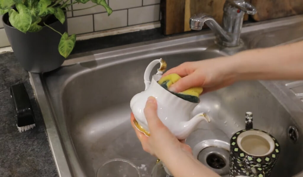 How to clean a teapot