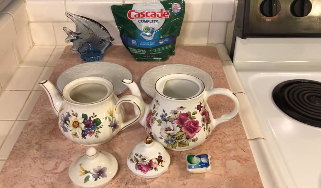 Tea pot cleaner